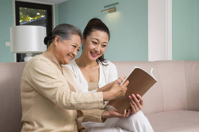 东方人,中年人,老年人,两个人,四个人,家庭,客厅,坐,横图,彩色,室内,白天,侧面,看书,时尚,幸福,成功,沙发,北京,中国,图片,豪华,美丽,休息,休闲,健康,温馨,成熟,活力,可爱,美女,自信,摄影,生活方式,优雅,和睦,亲近,亲情,家居服,合家欢,团圆,乐观,精明,老年女性,年轻女性,女人,女性,亚洲人,中国人,年轻人,全家福,半身,爱,高兴,愉快,奢华,bj174