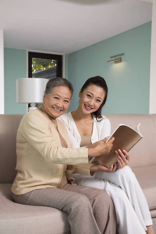 东方人,中年人,老年人,两个人,四个人,家庭,客厅,坐,竖图,彩色,室内,白天,侧面,看书,时尚,幸福,成功,沙发,北京,中国,图片,豪华,美丽,休息,休闲,健康,温馨,成熟,活力,可爱,美女,自信,摄影,生活方式,优雅,和睦,亲近,亲情,家居服,合家欢,团圆,乐观,精明,老年女性,年轻女性,女人,女性,亚洲人,中国人,年轻人,全家福,半身,爱,高兴,愉快,奢华,bj174