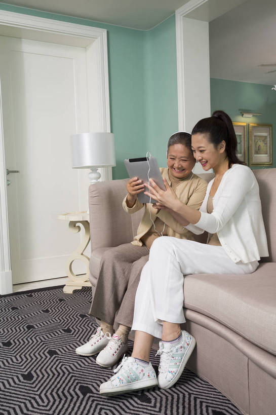 东方人,中年人,老年人,两个人,四个人,家庭,客厅,坐,竖图,彩色,室内,白天,侧面,时尚,幸福,成功,沙发,北京,中国,图片,豪华,美丽,休息,休闲,健康,温馨,成熟,活力,可爱,美女,自信,摄影,生活方式,优雅,和睦,亲近,亲情,家居服,合家欢,平板电脑,团圆,乐观,精明,上网,老年女性,年轻女性,女人,女性,亚洲人,中国人,年轻人,全家福,全身,爱,高兴,愉快,奢华,bj174