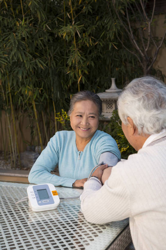 东方人,老年人,两个人,夫妻,花园,竖图,彩色,室外,白天,正面,侧面,爱情,时尚,成功,北京,中国,图片,庭院,浪漫,休闲,健康,休闲服,成熟,恩爱,活力,自信,保健,恋人,摄影,生活方式,量血压,关爱,亲情,精明,老年男性,老年女性,男人,男性,女人,女性,亚洲人,中国人,夫妇,情侣,半身,愉快,伴侣,奢华,bj174
