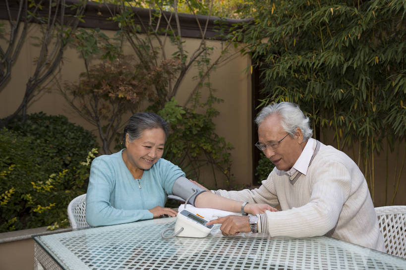 东方人,老年人,两个人,夫妻,花园,横图,彩色,室外,白天,侧面,爱情,时尚,成功,北京,中国,图片,庭院,浪漫,休闲,健康,休闲服,成熟,恩爱,活力,自信,保健,恋人,摄影,生活方式,量血压,关爱,亲情,精明,老年男性,老年女性,男人,男性,女人,女性,亚洲人,中国人,夫妇,情侣,半身,愉快,伴侣,奢华,bj174