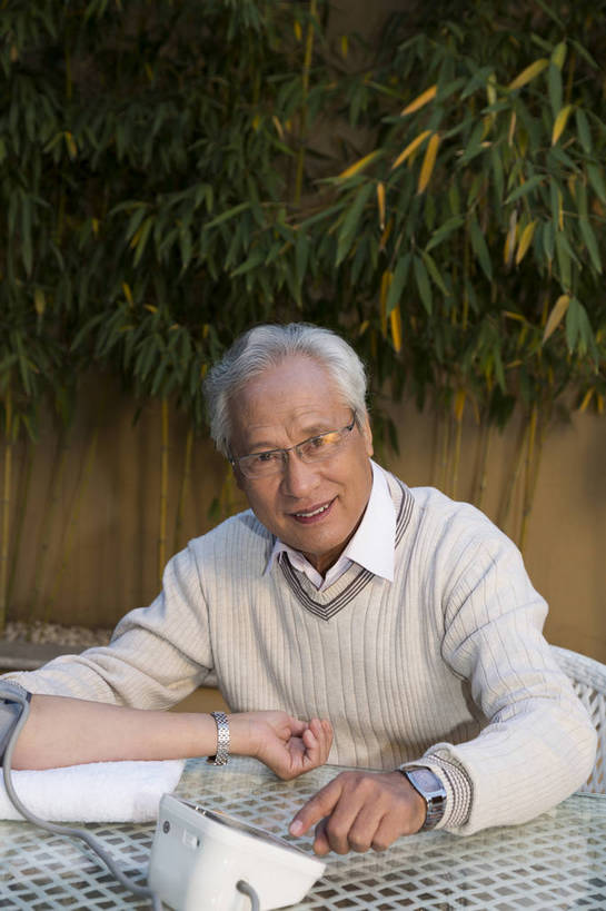 东方人,老年人,两个人,夫妻,花园,竖图,彩色,室外,白天,侧面,爱情,时尚,成功,北京,中国,图片,庭院,浪漫,休闲,健康,休闲服,成熟,恩爱,活力,自信,保健,恋人,摄影,生活方式,量血压,关爱,亲情,精明,老年男性,老年女性,男人,男性,女人,女性,亚洲人,中国人,夫妇,情侣,半身,愉快,伴侣,奢华,bj174