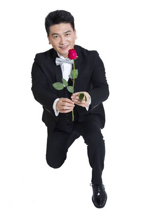东方人,中年人,一个人,商务人士,商务男性,跪,竖图,彩色,室内,白天,留白,抠图,白色背景,正面,衬衫,时尚,成功,玫瑰,北京,中国,套装,正装,图片,浪漫,现代,花,一朵,成熟,自信,摄影,青春,求婚,商务装,工薪阶层,精明,男人,男性,年轻男性,亚洲人,中国人,年轻人,白领,上班族,跪着,全身,影棚拍摄,衬衣,礼服,西服,愉快,bj174