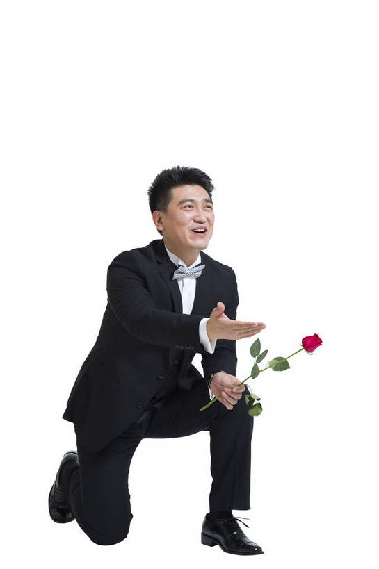 东方人,中年人,一个人,商务人士,商务男性,跪,竖图,彩色,室内,白天,留白,抠图,白色背景,侧面,衬衫,时尚,成功,玫瑰,北京,中国,套装,正装,图片,浪漫,现代,花,一朵,成熟,自信,摄影,青春,求婚,商务装,工薪阶层,精明,男人,男性,年轻男性,亚洲人,中国人,年轻人,白领,上班族,跪着,全身,影棚拍摄,衬衣,礼服,西服,愉快,bj174