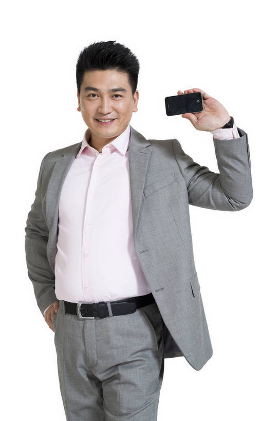 东方人,中年人,一个人,商务人士,商务男性,站,打电话,竖图,彩色,室内,白天,留白,抠图,白色背景,正面,衬衫,商务,时尚,成功,电话,手机,北京,中国,套装,正装,图片,浪漫,通讯设备,现代,职业,展示,成熟,自信,摄影,青春,商务装,工薪阶层,智能手机,精明,交流,男人,男性,年轻男性,亚洲人,中国人,年轻人,白领,上班族,沟通,通话,半身,影棚拍摄,衬衣,西服,愉快,苹果手机,bj174