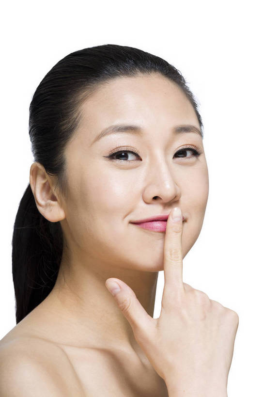 东方人,五官,脸,手,微笑,竖图,彩色,室内,特写,白天,留白,抠图,白色背景,侧面,美容,时尚,北京,中国,仅一个人,护肤,图片,休闲,表情,手指,成熟,可爱,美女,自信,嘘,摄影,头像,生活方式,精致,青春,优雅,肖像,乐观,年轻女性,女人,女性,亚洲人,中国人,年轻人,面部,影棚拍摄,愉快,bj174