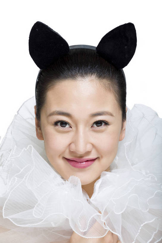 东方人,五官,脸,笑,竖图,彩色,室内,特写,白天,留白,抠图,白色背景,正面,美容,时尚,北京,中国,仅一个人,护肤,头饰,图片,纱巾,围巾,休闲,表情,成熟,可爱,美女,自信,摄影,头像,生活方式,精致,青春,优雅,兔耳朵,肖像,乐观,年轻女性,女人,女性,亚洲人,中国人,年轻人,面部,影棚拍摄,愉快,bj174