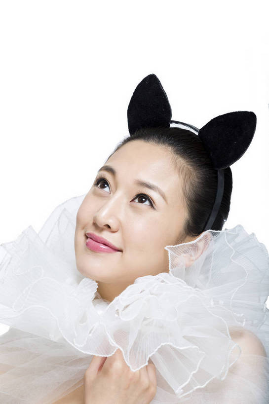 东方人,五官,脸,笑,竖图,彩色,室内,特写,白天,留白,抠图,白色背景,正面,美容,时尚,北京,中国,仅一个人,护肤,头饰,图片,纱巾,围巾,休闲,表情,成熟,可爱,美女,自信,摄影,头像,生活方式,精致,青春,优雅,兔耳朵,肖像,乐观,年轻女性,女人,女性,亚洲人,中国人,年轻人,面部,影棚拍摄,愉快,bj174