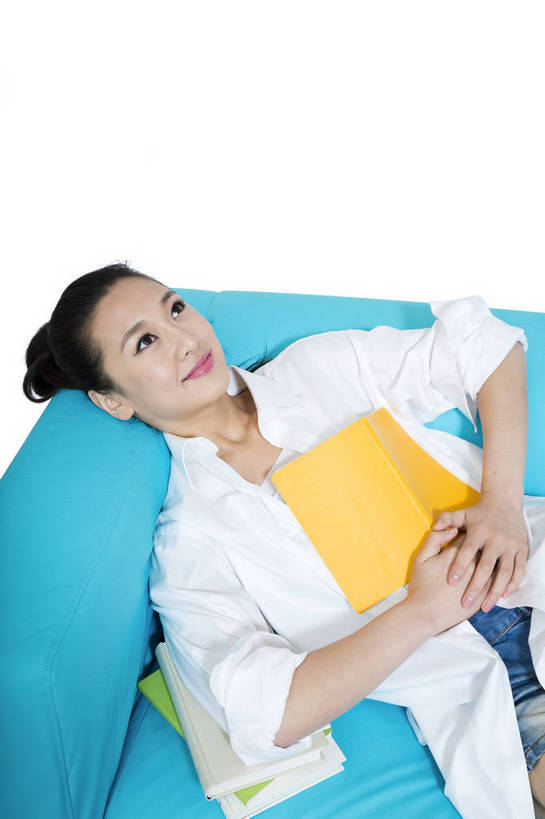 东方人,微笑,竖图,彩色,室内,白天,留白,抠图,白色背景,侧面,看书,时尚,阅读,沙发,北京,中国,仅一个人,图片,休闲装,现代,休息,休闲,成熟,可爱,美女,自信,摄影,生活方式,青春,优雅,遐想,乐观,年轻女性,女人,女性,亚洲人,中国人,年轻人,卧,半身,影棚拍摄,愉快,bj174