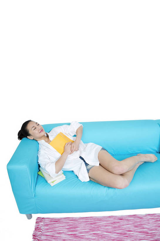 东方人,微笑,竖图,彩色,室内,白天,留白,抠图,白色背景,侧面,看书,时尚,阅读,沙发,北京,中国,仅一个人,图片,休闲装,现代,休息,休闲,成熟,可爱,美女,自信,摄影,生活方式,青春,优雅,遐想,乐观,年轻女性,女人,女性,亚洲人,中国人,年轻人,卧,全身,影棚拍摄,愉快,bj174