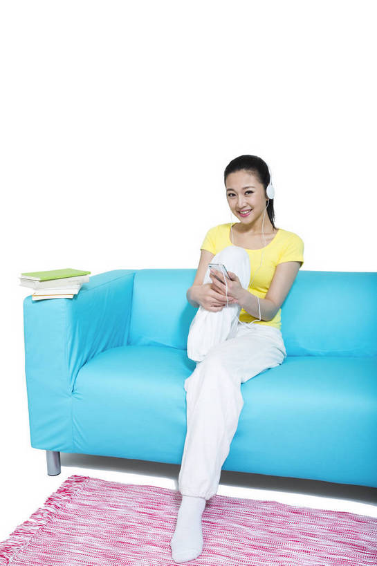 东方人,坐,打电话,微笑,竖图,彩色,室内,白天,留白,抠图,白色背景,正面,时尚,沙发,电话,手机,北京,中国,仅一个人,图片,休闲装,通讯设备,现代,耳机,听音乐,享受,休息,休闲,成熟,可爱,美女,自信,摄影,生活方式,青春,优雅,智能手机,乐观,交流,年轻女性,女人,女性,亚洲人,中国人,年轻人,沟通,通话,全身,影棚拍摄,愉快,苹果手机,bj174