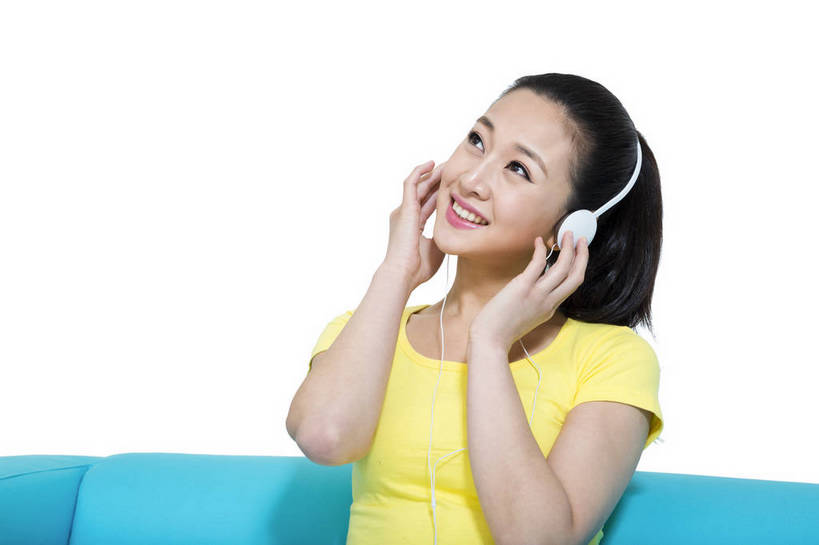 东方人,坐,打电话,微笑,横图,彩色,室内,白天,留白,抠图,白色背景,正面,时尚,沙发,电话,手机,北京,中国,仅一个人,图片,休闲装,通讯设备,现代,耳机,听音乐,享受,休息,休闲,成熟,可爱,美女,自信,摄影,生活方式,青春,优雅,智能手机,乐观,交流,年轻女性,女人,女性,亚洲人,中国人,年轻人,沟通,通话,半身,影棚拍摄,愉快,苹果手机,bj174