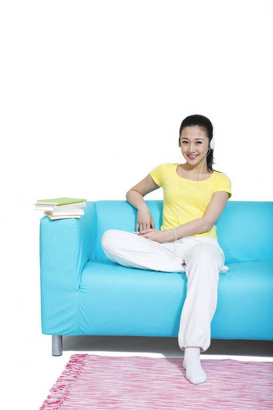 东方人,坐,打电话,微笑,竖图,彩色,室内,白天,留白,抠图,白色背景,正面,时尚,沙发,电话,手机,北京,中国,仅一个人,图片,休闲装,通讯设备,现代,耳机,听音乐,享受,休息,休闲,成熟,可爱,美女,自信,摄影,生活方式,青春,优雅,智能手机,乐观,交流,年轻女性,女人,女性,亚洲人,中国人,年轻人,沟通,通话,全身,影棚拍摄,愉快,苹果手机,bj174