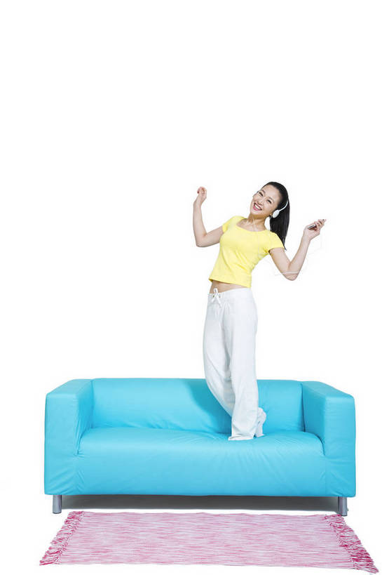 东方人,跳,打电话,微笑,竖图,彩色,室内,白天,留白,抠图,白色背景,侧面,时尚,沙发,电话,手机,北京,中国,仅一个人,伸展,图片,休闲装,通讯设备,现代,耳机,听音乐,享受,休息,休闲,成熟,可爱,美女,自信,摄影,生活方式,青春,优雅,手舞足蹈,智能手机,乐观,交流,年轻女性,女人,女性,亚洲人,中国人,年轻人,沟通,通话,全身,影棚拍摄,愉快,苹果手机,bj174