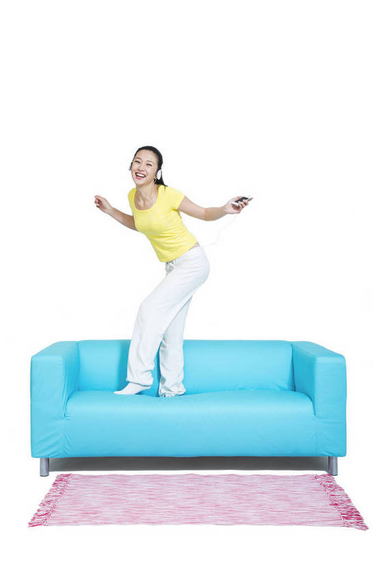 东方人,跳,打电话,微笑,竖图,彩色,室内,白天,留白,抠图,白色背景,侧面,时尚,沙发,电话,手机,北京,中国,仅一个人,伸展,图片,休闲装,通讯设备,现代,耳机,听音乐,享受,休息,休闲,成熟,可爱,美女,自信,摄影,生活方式,青春,优雅,手舞足蹈,智能手机,乐观,交流,年轻女性,女人,女性,亚洲人,中国人,年轻人,沟通,通话,全身,影棚拍摄,愉快,苹果手机,bj174