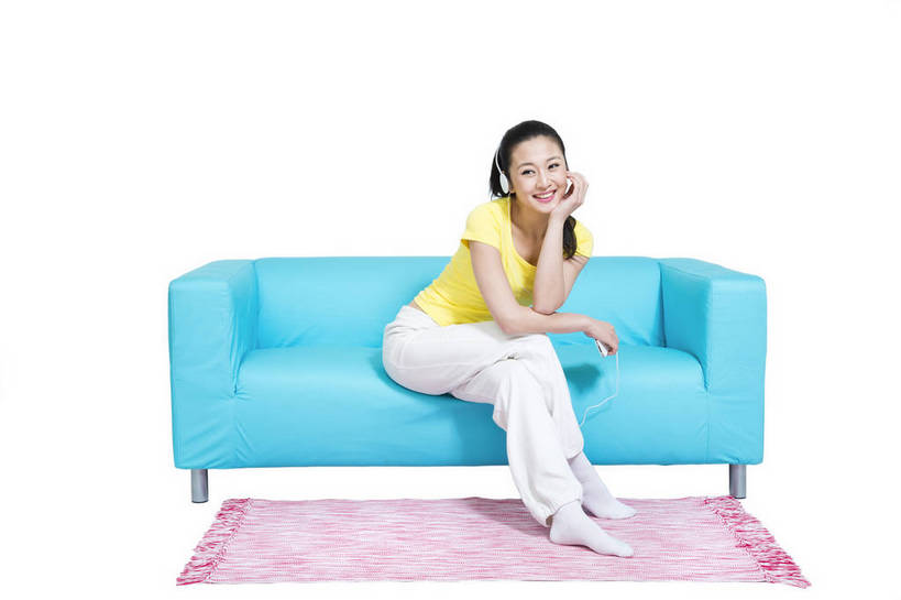 东方人,坐,打电话,微笑,横图,彩色,室内,白天,留白,抠图,白色背景,侧面,时尚,沙发,电话,手机,北京,中国,仅一个人,图片,休闲装,通讯设备,现代,耳机,听音乐,享受,休息,休闲,成熟,可爱,美女,自信,摄影,生活方式,青春,优雅,智能手机,乐观,交流,年轻女性,女人,女性,亚洲人,中国人,年轻人,沟通,通话,全身,影棚拍摄,愉快,苹果手机,bj174