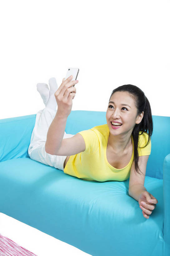 东方人,打电话,微笑,竖图,彩色,室内,白天,留白,抠图,白色背景,侧面,时尚,沙发,电话,手机,北京,中国,仅一个人,图片,休闲装,通讯设备,现代,拍照,休息,休闲,成熟,可爱,美女,自信,自拍,摄影,生活方式,青春,优雅,智能手机,乐观,交流,年轻女性,女人,女性,亚洲人,中国人,年轻人,沟通,趴,通话,全身,影棚拍摄,愉快,苹果手机,bj174