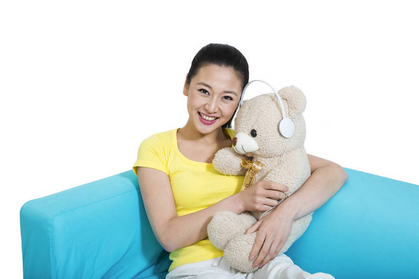 东方人,坐,微笑,横图,彩色,室内,白天,留白,抠图,白色背景,正面,时尚,快乐,满意,幸福,沙发,熊,玩具,北京,中国,仅一个人,图片,音响,音乐,休闲装,娱乐,现代,耳机,听音乐,享受,休息,休闲,成熟,放松,可爱,美女,自信,摄影,生活方式,青春,优雅,舒适,享乐,公仔,乐观,年轻女性,女人,女性,亚洲人,中国人,年轻人,半身,影棚拍摄,愉快,bj174