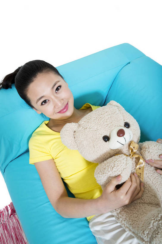 东方人,躺,抱,微笑,竖图,彩色,室内,白天,留白,抠图,白色背景,正面,时尚,沙发,熊,玩具,北京,中国,仅一个人,图片,休闲装,现代,休息,休闲,成熟,可爱,美女,自信,摄影,生活方式,青春,优雅,公仔,乐观,年轻女性,女人,女性,亚洲人,中国人,年轻人,半身,影棚拍摄,愉快,bj174