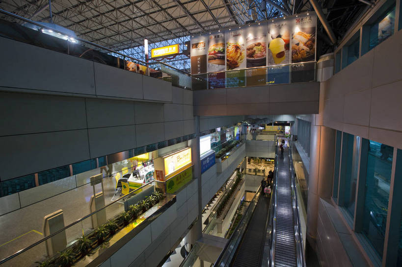 横图,彩色,室内,白天,旅游,度假,名胜古迹,标志建筑,地标,建筑,台湾,中国,遗迹,图片,扶梯,辉煌,古迹,文物,娱乐,候机厅,建设,古建筑,地标建筑,航站楼,享受,休闲,旅游胜地,放松,摄影,文明,古文明,发展,台北,繁荣,旅行,桃园机场,bj174