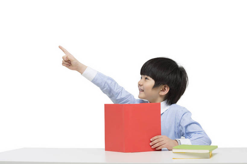 东方人,儿童,一个人,学生,站,坐,笑,横图,彩色,室内,白天,留白,抠图,白色背景,正面,看书,快乐,兴奋,幸福,北京,中国,学习,图片,指点,小孩,课桌,书本,站着,校服,放松,可爱,童年,童趣,伸直,摄影,成长,希望,好奇,未来,乐观,天真,男孩,男人,男性,亚洲人,中国人,孩子,胳膊,手臂,玩耍,站立,半身,影棚拍摄,男生,小学生,胳臂,bj174