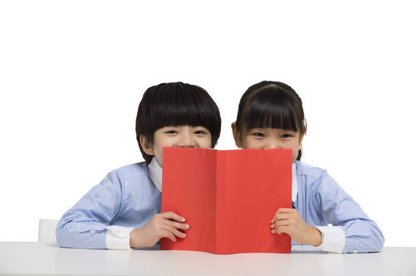 东方人,儿童,两个人,伙伴,学生,站,坐,横图,彩色,室内,白天,留白,抠图,白色背景,正面,快乐,友谊,幸福,北京,中国,学习,图片,小孩,小女孩,课桌,书本,站着,悄悄话,同学,校服,放松,可爱,童年,童趣,读书,摄影,成长,希望,好奇,遮挡,未来,私语,同伴,密语,耳语,乐观,天真,友情,男孩,男人,男性,女孩,女人,女性,亚洲人,中国人,孩子,说话,站立,半身,影棚拍摄,男生,小学生,bj174