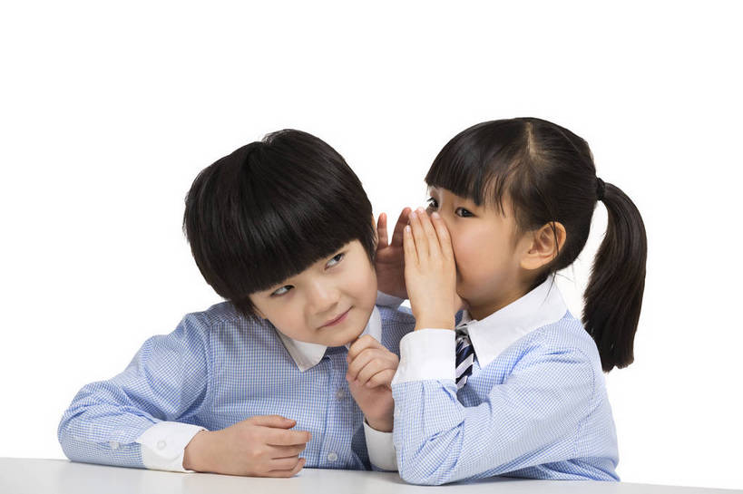 东方人,儿童,两个人,伙伴,学生,站,坐,横图,彩色,室内,白天,留白,抠图,白色背景,正面,侧面,快乐,友谊,幸福,北京,中国,学习,图片,小孩,小女孩,课桌,书本,站着,悄悄话,同学,校服,放松,可爱,童年,童趣,摄影,成长,希望,好奇,未来,私语,同伴,密语,耳语,乐观,天真,友情,男孩,男人,男性,女孩,女人,女性,亚洲人,中国人,孩子,说话,站立,半身,影棚拍摄,男生,小学生,bj174