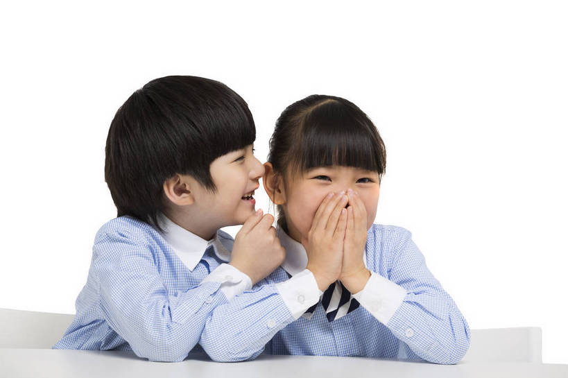东方人,儿童,两个人,伙伴,学生,站,坐,横图,彩色,室内,白天,留白,抠图,白色背景,正面,侧面,快乐,友谊,幸福,北京,中国,学习,图片,小孩,小女孩,课桌,书本,站着,悄悄话,同学,校服,放松,可爱,童年,童趣,摄影,成长,希望,好奇,未来,私语,同伴,密语,耳语,乐观,天真,友情,男孩,男人,男性,女孩,女人,女性,亚洲人,中国人,孩子,说话,站立,半身,影棚拍摄,男生,小学生,bj174