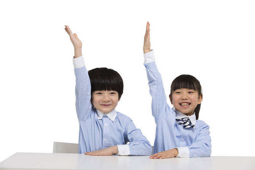 东方人,儿童,两个人,伙伴,学生,站,坐,微笑,横图,彩色,室内,白天,留白,抠图,白色背景,正面,快乐,友谊,幸福,北京,中国,学习,图片,小孩,小女孩,课桌,书本,站着,上课,同学,校服,放松,可爱,童年,童趣,摄影,成长,希望,好奇,未来,同伴,提问,回答,乐观,天真,友情,男孩,男人,男性,女孩,女人,女性,亚洲人,中国人,孩子,举手,站立,半身,影棚拍摄,男生,小学生,bj174