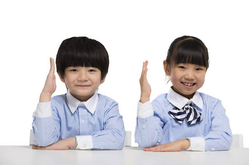 东方人,儿童,两个人,伙伴,学生,站,坐,微笑,横图,彩色,室内,白天,留白,抠图,白色背景,正面,快乐,友谊,幸福,北京,中国,学习,图片,小孩,小女孩,课桌,书本,站着,上课,同学,校服,放松,可爱,童年,童趣,摄影,成长,希望,好奇,未来,同伴,提问,回答,乐观,天真,友情,男孩,男人,男性,女孩,女人,女性,亚洲人,中国人,孩子,举手,站立,半身,影棚拍摄,男生,小学生,bj174