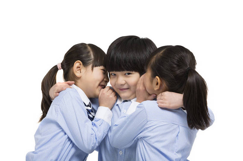 东方人,儿童,三个人,伙伴,学生,站,笑,横图,彩色,室内,白天,留白,抠图,白色背景,正面,侧面,快乐,友谊,幸福,北京,中国,图片,小孩,小女孩,站着,休闲,悄悄话,同学,校服,放松,可爱,童年,童趣,摄影,成长,活动,希望,好奇,勾肩搭背,未来,同伴,乐观,天真,友情,男孩,男人,男性,女孩,女人,女性,亚洲人,中国人,孩子,说话,站立,半身,影棚拍摄,男生,小学生,bj174