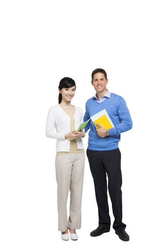 东方人,西方人,中年人,两个人,伙伴,同事,教师,站,微笑,竖图,彩色,室内,白天,留白,抠图,白色背景,正面,友谊,幸福,合作,团队,北京,欧洲,中国,欧洲人,正装,图片,教育,休闲装,外套,并肩,放松,美女,自信,帮助,讲解,外教,摄影,外国人,课本,女教师,成就,同伴,辅导,乐观,教员,认真,友情,自豪,男人,男性,年轻男性,年轻女性,女人,女性,白种人,美国人,亚洲人,中国人,年轻人,老师,全身,影棚拍摄,先生,bj174