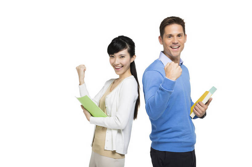 东方人,西方人,中年人,两个人,伙伴,同事,教师,站,微笑,横图,彩色,室内,白天,留白,抠图,白色背景,侧面,友谊,幸福,合作,团队,北京,欧洲,中国,欧洲人,正装,图片,教育,休闲装,鼓励,外套,握拳,背靠背,放松,美女,自信,帮助,讲解,外教,摄影,外国人,课本,女教师,成就,同伴,辅导,乐观,教员,认真,友情,自豪,男人,男性,年轻男性,年轻女性,女人,女性,白种人,美国人,亚洲人,中国人,年轻人,老师,半身,影棚拍摄,先生,bj174