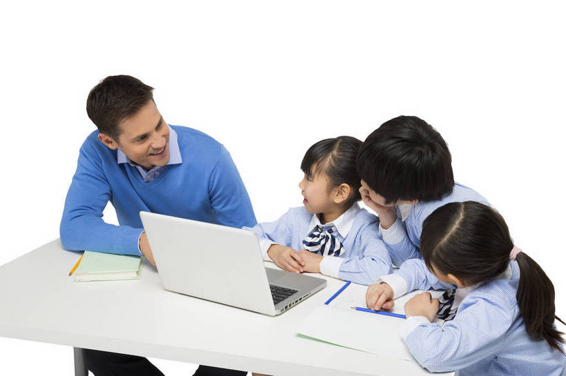 东方人,西方人,儿童,中年人,四个人,伙伴,学生,教师,站,坐,微笑,横图,彩色,室内,白天,留白,抠图,白色背景,正面,侧面,快乐,友谊,幸福,笔记本电脑,北京,欧洲,中国,欧洲人,学习,图片,教育,休闲装,小孩,小女孩,课桌,书本,站着,同学,校服,放松,可爱,童年,童趣,自信,帮助,讲解,外教,摄影,外国人,成长,希望,爱护,好奇,未来,成就,关爱,同伴,辅导,乐观,教员,传授,认真,天真,友情,自豪,男孩,男人,男性,年轻男性,女孩,女人,女性,白种人,美国人,亚洲人,中国人,孩子,年轻人,老师,站立,半身,影棚拍摄,先生,男生,师生,小学生,bj174