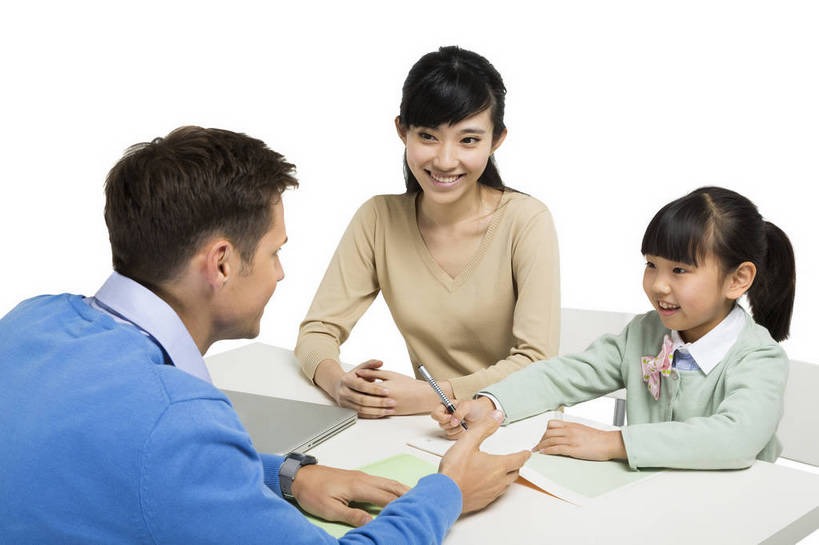 东方人,西方人,儿童,中年人,三个人,母亲,学生,教师,站,坐,横图,彩色,室内,白天,留白,抠图,白色背景,正面,侧面,快乐,幸福,合作,北京,欧洲,中国,欧洲人,写字,图片,休闲装,小孩,课桌,站着,母女,放松,可爱,美女,童年,童趣,自信,家长,外教,摄影,外国人,成长,希望,爱护,好奇,考试,未来,成就,关爱,测验,提问,咨询,辅导,乐观,教员,天真,自豪,男孩,男人,男性,年轻男性,年轻女性,女孩,女人,女性,白种人,美国人,亚洲人,中国人,孩子,年轻人,老师,站立,半身,影棚拍摄,先生,男生,师生,小学生,bj174