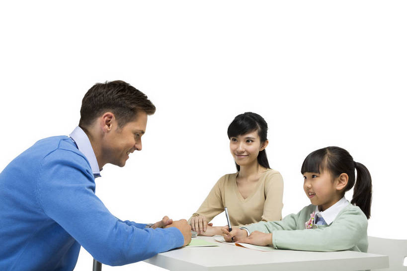 东方人,西方人,儿童,中年人,三个人,母亲,学生,教师,站,坐,横图,彩色,室内,白天,留白,抠图,白色背景,侧面,快乐,幸福,合作,北京,欧洲,中国,欧洲人,写字,图片,休闲装,小孩,课桌,站着,母女,放松,可爱,美女,童年,童趣,自信,家长,外教,摄影,外国人,成长,希望,爱护,好奇,考试,未来,成就,关爱,测验,提问,咨询,辅导,乐观,教员,天真,自豪,男孩,男人,男性,年轻男性,年轻女性,女孩,女人,女性,白种人,美国人,亚洲人,中国人,孩子,年轻人,老师,站立,半身,影棚拍摄,先生,男生,师生,小学生,bj174