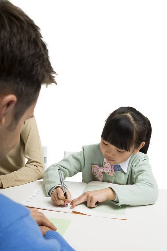 东方人,西方人,儿童,中年人,三个人,母亲,学生,教师,站,坐,竖图,彩色,室内,白天,留白,抠图,白色背景,正面,快乐,幸福,合作,北京,欧洲,中国,欧洲人,写字,图片,休闲装,小孩,背面,课桌,站着,母女,放松,可爱,美女,童年,童趣,自信,家长,外教,摄影,外国人,成长,希望,爱护,好奇,考试,未来,成就,关爱,测验,提问,咨询,辅导,答题,乐观,教员,天真,自豪,男孩,男人,男性,年轻男性,年轻女性,女孩,女人,女性,白种人,美国人,亚洲人,中国人,孩子,年轻人,老师,站立,半身,影棚拍摄,先生,男生,师生,小学生,bj174