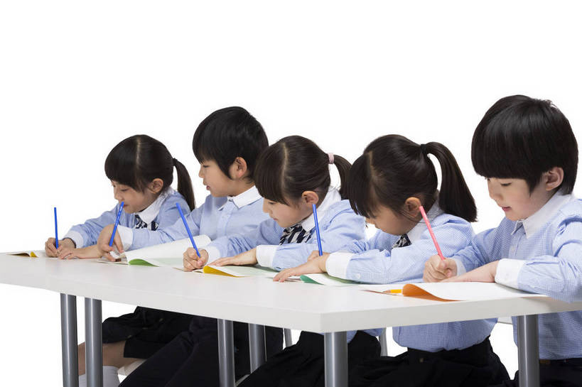 东方人,儿童,伙伴,学生,站,坐,横图,彩色,室内,白天,留白,抠图,白色背景,侧面,快乐,友谊,幸福,北京,中国,五个人,写字,学习,图片,小孩,小女孩,课桌,站着,同学,校服,放松,可爱,童年,童趣,摄影,成长,作业,希望,好奇,书写,考试,未来,同伴,答题,乐观,誊写,认真,天真,友情,男孩,男人,男性,女孩,女人,女性,亚洲人,中国人,孩子,站立,半身,影棚拍摄,男生,小学生,bj174