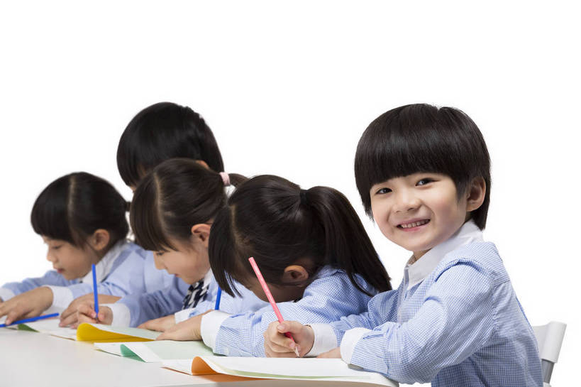东方人,儿童,伙伴,学生,站,坐,横图,彩色,室内,白天,留白,抠图,白色背景,侧面,快乐,友谊,幸福,北京,中国,五个人,写字,学习,图片,小孩,小女孩,课桌,站着,同学,校服,放松,可爱,童年,童趣,摄影,成长,作业,希望,好奇,书写,考试,未来,同伴,答题,乐观,誊写,认真,天真,友情,男孩,男人,男性,女孩,女人,女性,亚洲人,中国人,孩子,站立,半身,影棚拍摄,男生,小学生,bj174