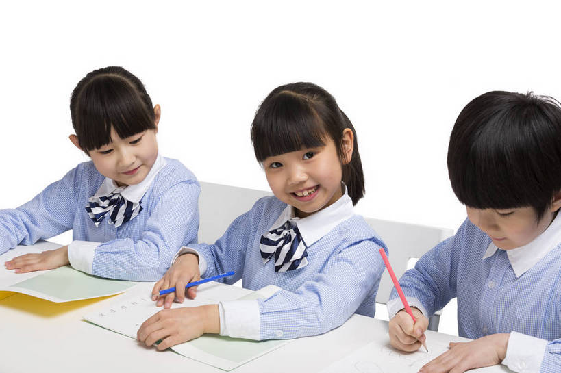 东方人,儿童,伙伴,学生,站,坐,横图,彩色,室内,白天,留白,抠图,白色背景,侧面,快乐,友谊,幸福,北京,中国,五个人,写字,学习,图片,小孩,小女孩,课桌,站着,同学,校服,放松,可爱,童年,童趣,摄影,成长,作业,希望,好奇,书写,考试,未来,同伴,答题,乐观,誊写,认真,天真,友情,男孩,男人,男性,女孩,女人,女性,亚洲人,中国人,孩子,站立,半身,影棚拍摄,男生,小学生,bj174