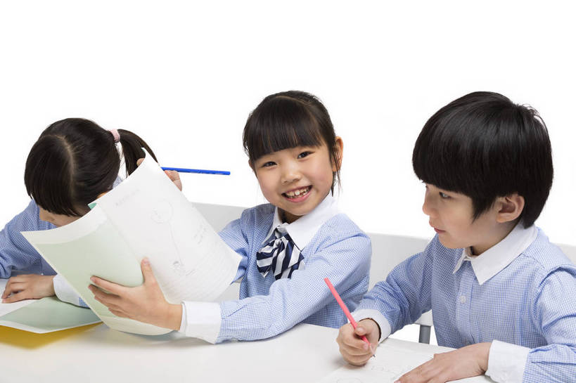 东方人,儿童,三个人,伙伴,学生,站,坐,横图,彩色,室内,白天,留白,抠图,白色背景,侧面,快乐,友谊,幸福,北京,中国,写字,学习,图片,小孩,小女孩,课桌,站着,同学,校服,放松,可爱,童年,童趣,摄影,成长,作业,希望,好奇,书写,考试,未来,同伴,答题,乐观,誊写,认真,天真,友情,男孩,男人,男性,女孩,女人,女性,亚洲人,中国人,孩子,站立,半身,影棚拍摄,男生,小学生,bj174