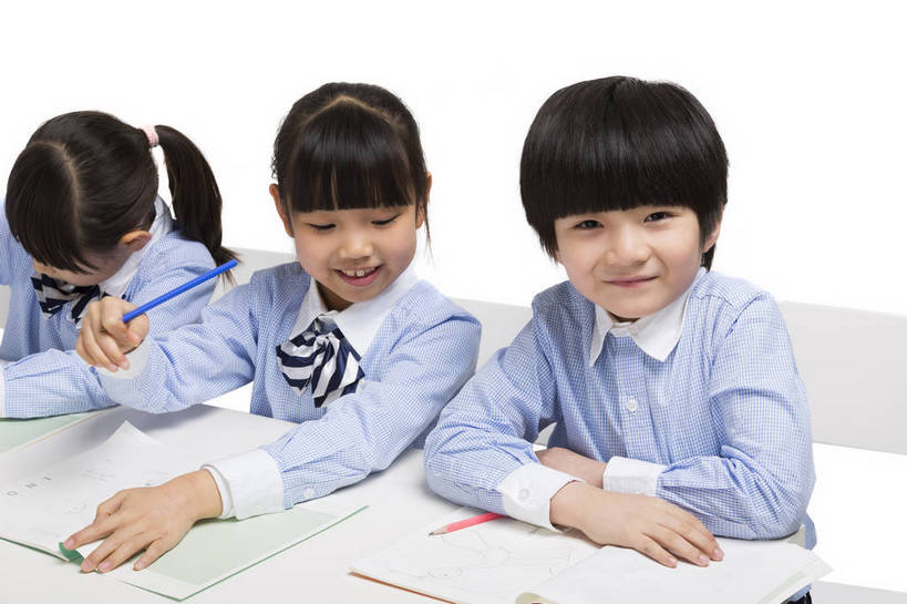 东方人,儿童,三个人,伙伴,学生,站,坐,横图,彩色,室内,白天,留白,抠图,白色背景,侧面,快乐,友谊,幸福,北京,中国,写字,学习,图片,小孩,小女孩,课桌,站着,同学,校服,放松,可爱,童年,童趣,摄影,成长,作业,希望,好奇,书写,考试,未来,同伴,答题,乐观,誊写,认真,天真,友情,男孩,男人,男性,女孩,女人,女性,亚洲人,中国人,孩子,站立,半身,影棚拍摄,男生,小学生,bj174