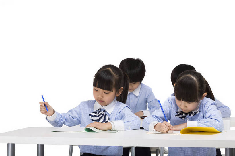 东方人,儿童,四个人,伙伴,学生,站,坐,横图,彩色,室内,白天,留白,抠图,白色背景,正面,快乐,友谊,幸福,北京,中国,写字,学习,图片,小孩,小女孩,课桌,站着,上课,同学,校服,放松,可爱,童年,童趣,摄影,成长,作业,希望,好奇,书写,未来,同伴,答题,乐观,誊写,认真,天真,友情,男孩,男人,男性,女孩,女人,女性,亚洲人,中国人,孩子,站立,半身,影棚拍摄,男生,小学生,bj174