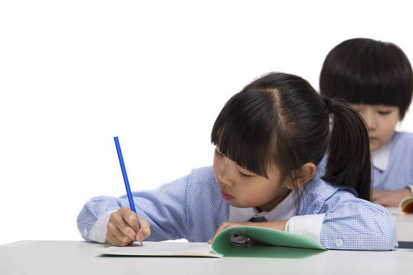 东方人,儿童,两个人,伙伴,学生,站,坐,横图,彩色,室内,白天,留白,抠图,白色背景,正面,快乐,友谊,幸福,北京,中国,写字,学习,图片,小孩,小女孩,课桌,站着,上课,同学,校服,放松,可爱,童年,童趣,摄影,成长,作业,希望,好奇,书写,未来,同伴,答题,乐观,誊写,认真,天真,友情,男孩,男人,男性,女孩,女人,女性,亚洲人,中国人,孩子,站立,半身,影棚拍摄,男生,小学生,bj174