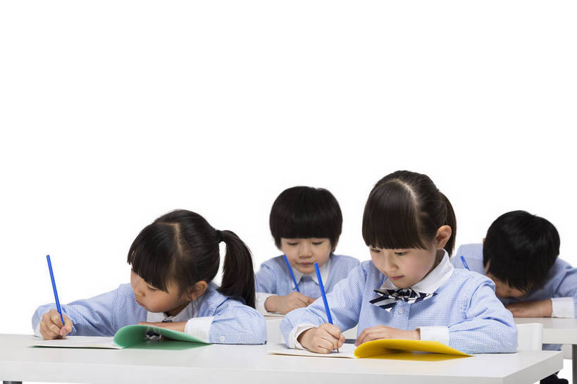 东方人,儿童,四个人,伙伴,学生,站,坐,横图,彩色,室内,白天,留白,抠图,白色背景,正面,快乐,友谊,幸福,北京,中国,写字,学习,图片,小孩,小女孩,课桌,站着,上课,同学,校服,放松,可爱,童年,童趣,摄影,成长,作业,希望,好奇,书写,未来,同伴,答题,乐观,誊写,认真,天真,友情,男孩,男人,男性,女孩,女人,女性,亚洲人,中国人,孩子,站立,半身,影棚拍摄,男生,小学生,bj174