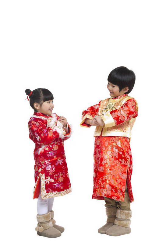 东方人,儿童,两个人,伙伴,站,微笑,竖图,彩色,室内,白天,留白,抠图,白色背景,侧面,民族服装,时尚,快乐,友谊,幸福,北京,中国,春节,新年,节日,庆祝,图片,祝福,兄妹,文化,相视,小孩,小女孩,手势,站着,庆典,喜庆,面对面,放松,恭喜,可爱,童年,童趣,抱拳,摄影,生活方式,成长,纪念,希望,对视,好奇,礼节,互视,未来,同伴,祝贺,礼仪,相对,祝愿,作揖,拱手,相看,尊敬,恭敬,寒暄,恭贺,同喜,乐观,天真,友情,男孩,男人,男性,女孩,女人,女性,亚洲人,中国人,孩子,站立,全身,影棚拍摄,礼服,拜年,红衣,唐装,男生,打手势,传统节日,bj174