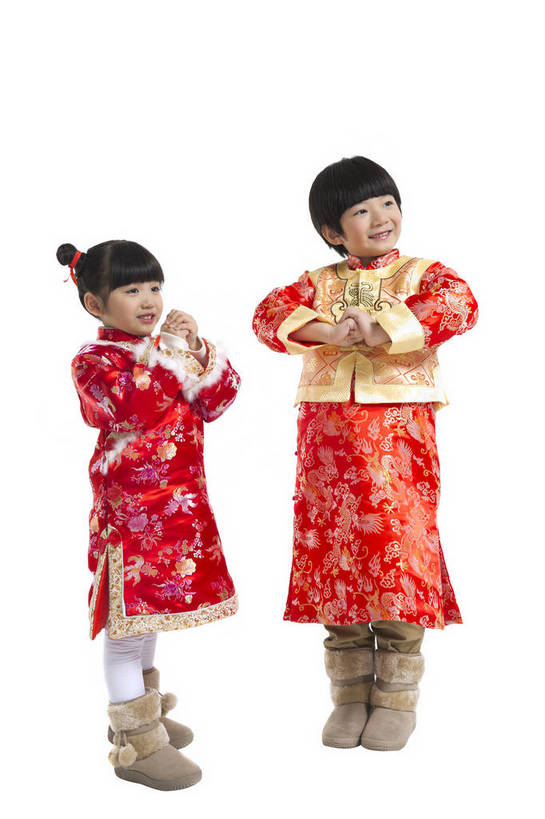 东方人,儿童,两个人,伙伴,站,微笑,竖图,彩色,室内,白天,留白,抠图,白色背景,正面,侧面,民族服装,时尚,快乐,友谊,幸福,北京,中国,春节,新年,节日,庆祝,图片,祝福,兄妹,文化,相视,小孩,小女孩,手势,站着,庆典,喜庆,面对面,放松,恭喜,可爱,童年,童趣,抱拳,摄影,生活方式,成长,纪念,希望,对视,好奇,礼节,互视,未来,同伴,祝贺,礼仪,相对,祝愿,作揖,拱手,相看,尊敬,恭敬,寒暄,恭贺,同喜,乐观,天真,友情,男孩,男人,男性,女孩,女人,女性,亚洲人,中国人,孩子,站立,全身,影棚拍摄,礼服,拜年,红衣,唐装,男生,打手势,传统节日,bj174