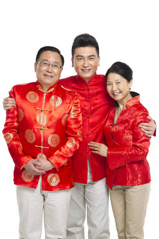 东方人,中年人,老年人,三个人,家庭,父母,站,微笑,竖图,彩色,室内,白天,留白,抠图,白色背景,正面,侧面,民族服装,聚会,时尚,幸福,北京,中国,春节,新年,节日,庆祝,图片,文化,老人,庆典,和谐,温馨,喜庆,放松,摄影,生活方式,纪念,和睦,亲近,亲情,合家欢,欢聚一堂,乐观,老年男性,老年女性,男人,男性,年轻男性,女人,女性,中年男性,亚洲人,中国人,年轻人,半身,影棚拍摄,礼服,欢乐,红衣,唐装,传统节日,bj174