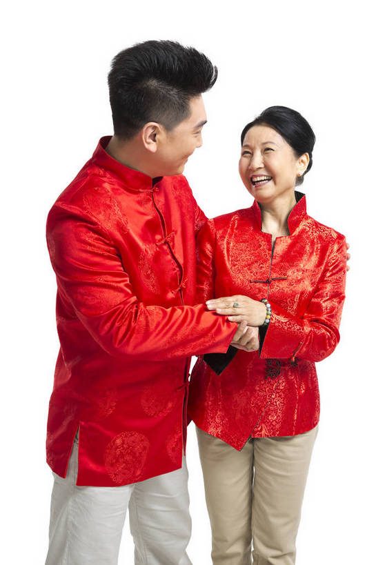 东方人,中年人,老年人,两个人,家庭,站,微笑,竖图,彩色,室内,白天,留白,抠图,白色背景,正面,侧面,民族服装,时尚,幸福,北京,中国,春节,新年,节日,庆祝,图片,文化,老人,庆典,和谐,温馨,喜庆,母子,放松,摄影,生活方式,纪念,和睦,亲近,亲情,问候,合家欢,欢聚一堂,乐观,老年女性,男人,男性,年轻男性,女人,女性,中年男性,亚洲人,中国人,年轻人,半身,影棚拍摄,礼服,欢乐,红衣,唐装,传统节日,bj174