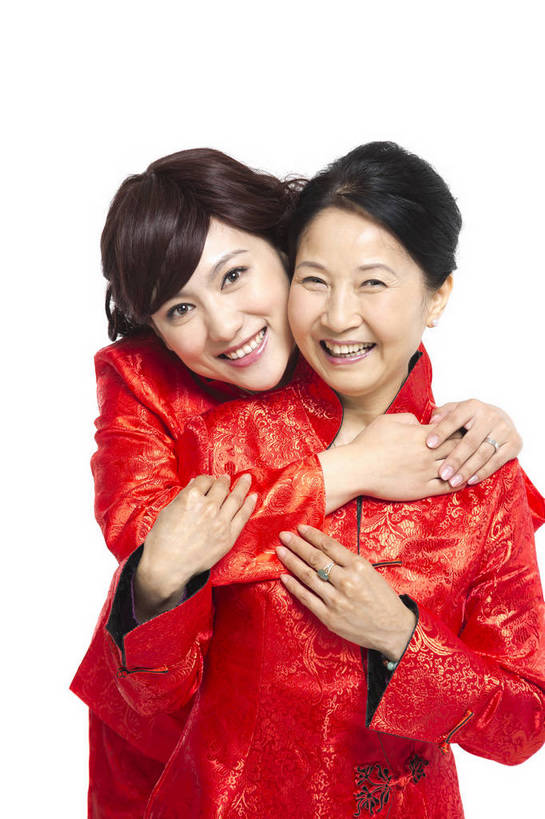 东方人,中年人,老年人,两个人,家庭,站,微笑,竖图,彩色,室内,白天,留白,抠图,白色背景,正面,民族服装,时尚,幸福,北京,中国,春节,新年,节日,庆祝,图片,文化,老人,靠,靠着,倚靠,庆典,和谐,温馨,喜庆,母女,放松,美女,摄影,生活方式,纪念,和睦,倚着,亲近,亲情,合家欢,欢聚一堂,乐观,老年男性,老年女性,男人,男性,年轻女性,女人,女性,亚洲人,中国人,年轻人,搂抱,半身,影棚拍摄,礼服,欢乐,红衣,唐装,传统节日,bj174